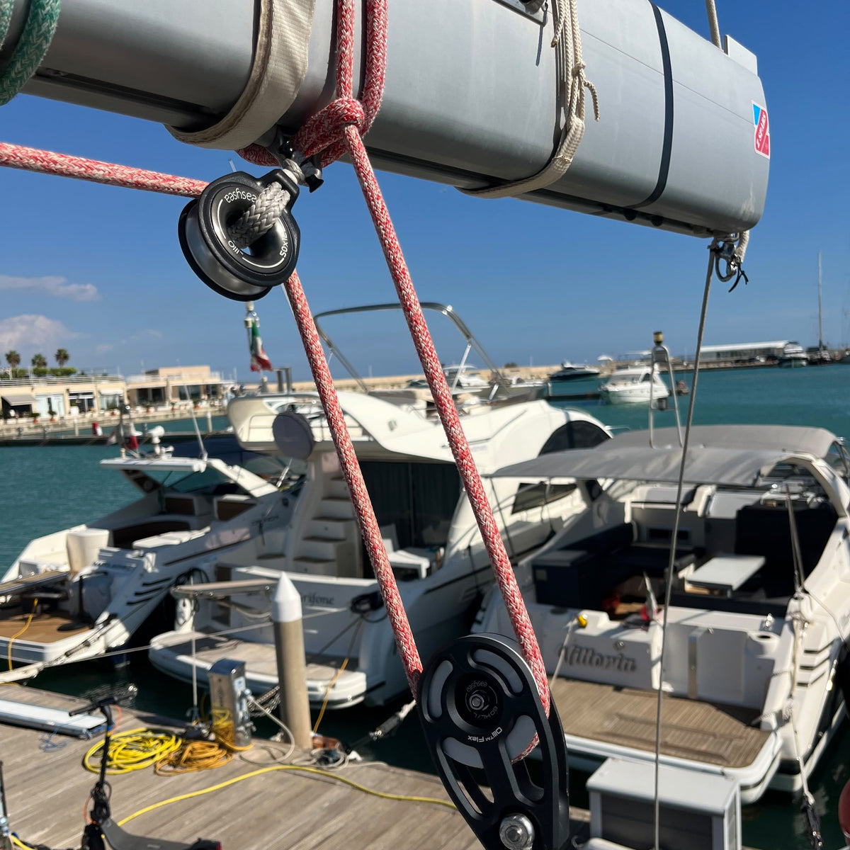 Olli snatch block on the boom and Olli Flex HL 60 L block hanging below, line running to the deck