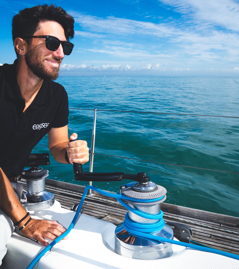 Velista al winch con Flipper, la manovella pieghevole easysea