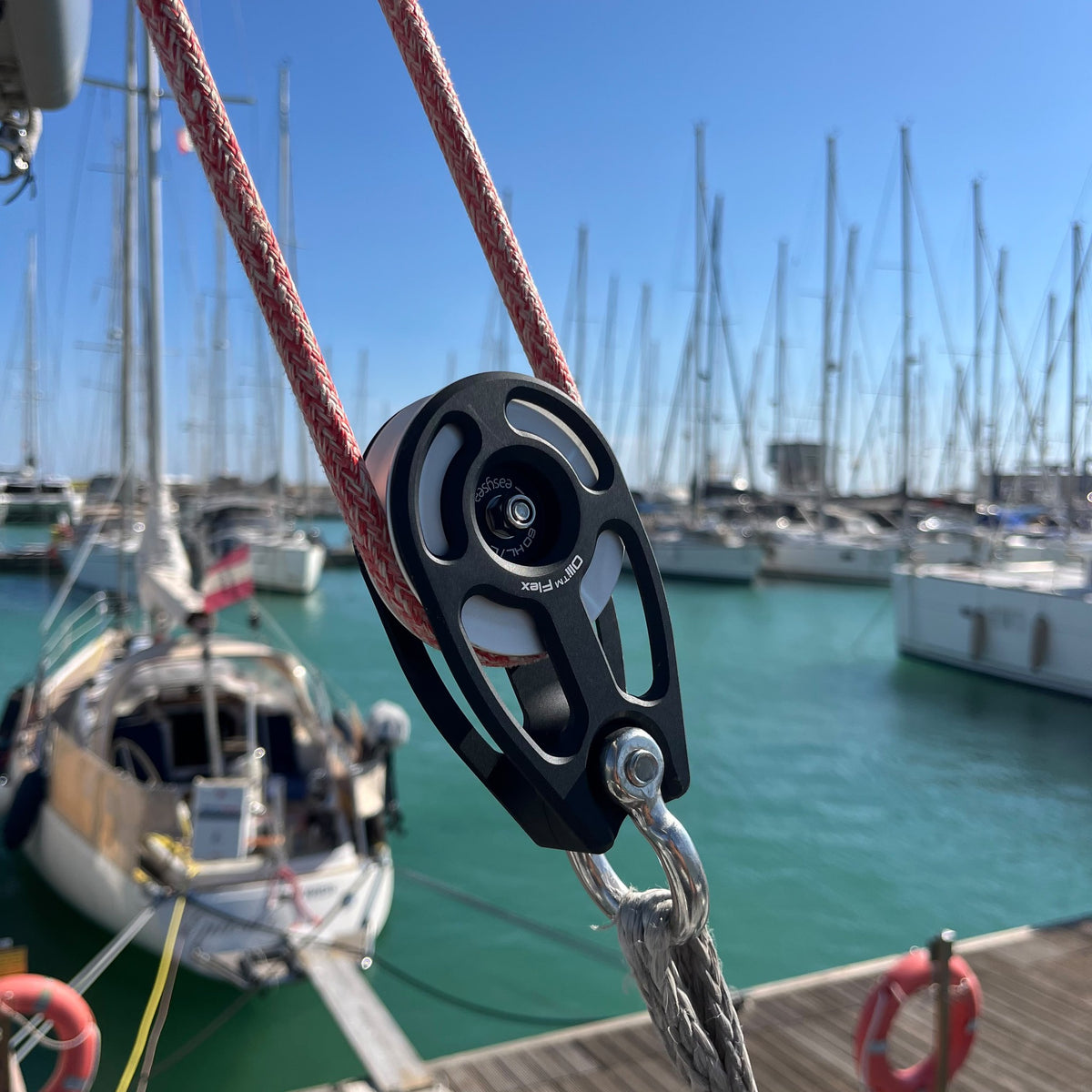 Olli Flex HL 60 L block in use, sailboat and pontoon in the background